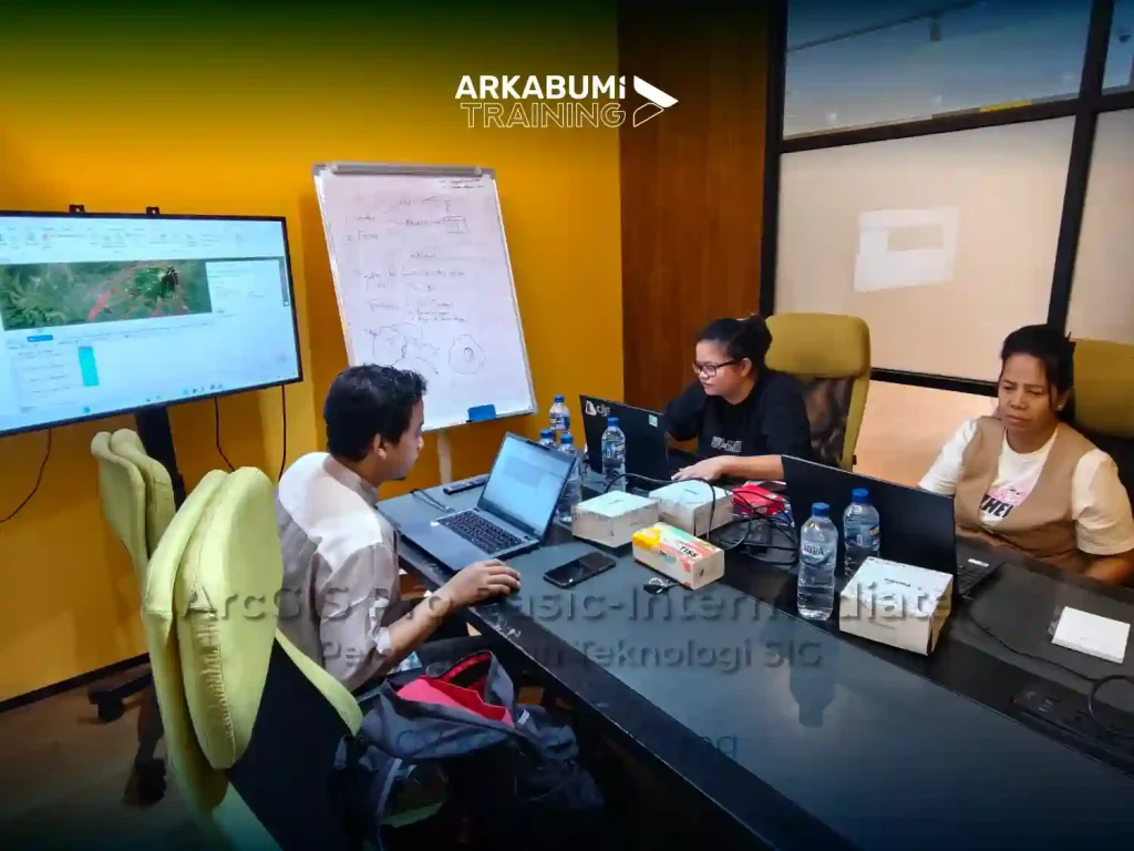 Dokumentasi "Pelatihan ArcGIS Pro Basic-Intermediate: Pemanfaatan Teknologi SIG" bersama CV Kencana Agung dengan instruktur Lesan Permonojati, S.Si., M.Sc.