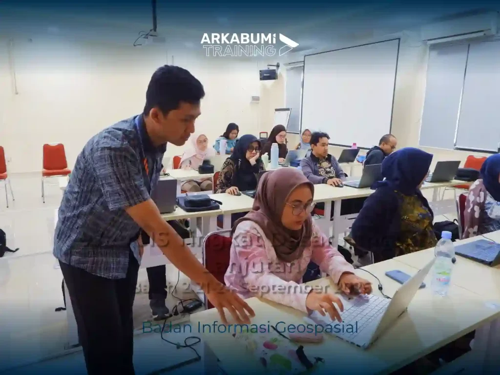 Dokumentasi "Pelatihan WebGIS Tingkat Dasar Hingga Lanjutan" bersama Badan Informasi Geospasial dengan instruktur Ari Matiur